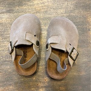 Toddler NWT suede clogs size 5